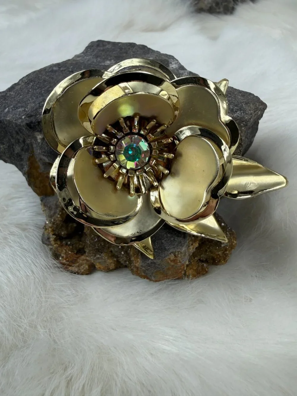 Vintage Gold Tone And Rhinestone Large Flower Brooch 2.25